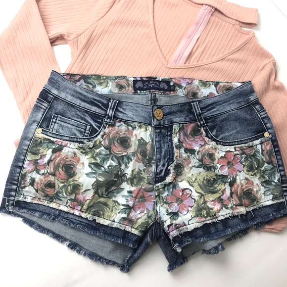 VO JEANS | Mossimo | Floral Accent Jean Shorts (2) - Picture 5 of 17